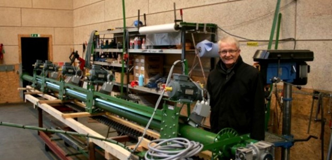 DanCorns adm. direktør Jens Munk Jensen foran det nye omrøresystem til den gigantiske 60 fods silo. Foto: Jacob Hove